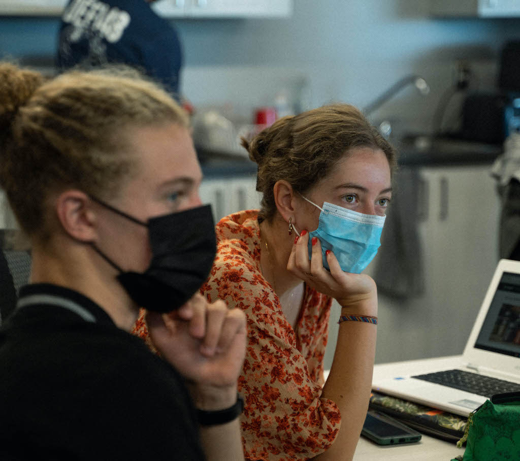 Deux participants concentrés lors d'une activité de l'édition 2021 du Défi48.