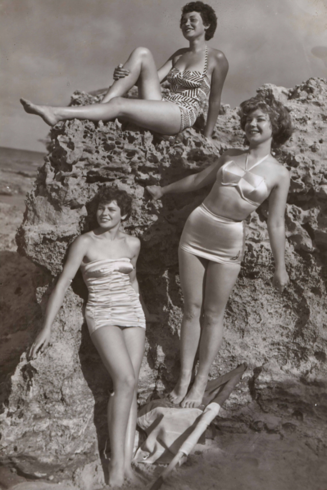 23-hot-retro-bikini-styles-that-you-need-to-take-on-your-next-vacay