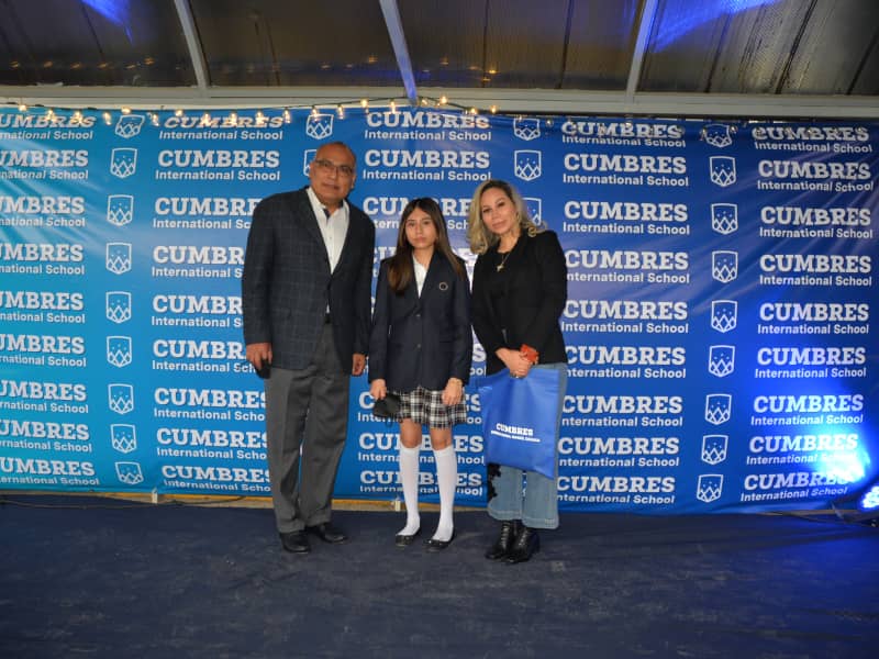 Alumna de primaria de Colegio Cumbres Oaxaca con sus papás