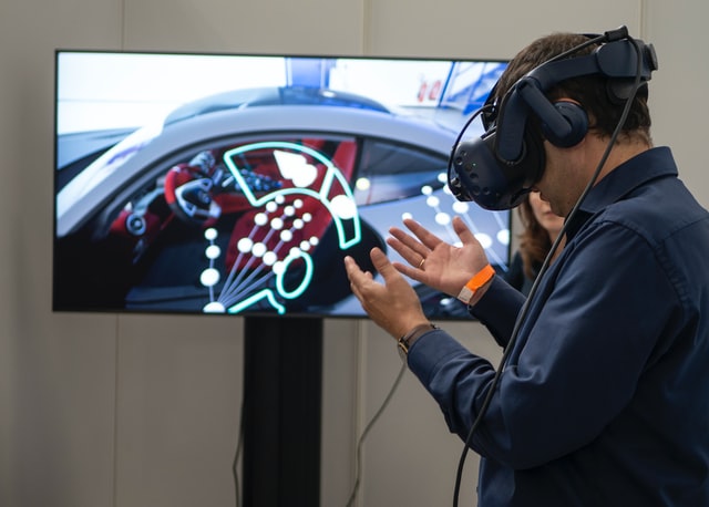 Mann mit VR-Brille auf einem Event