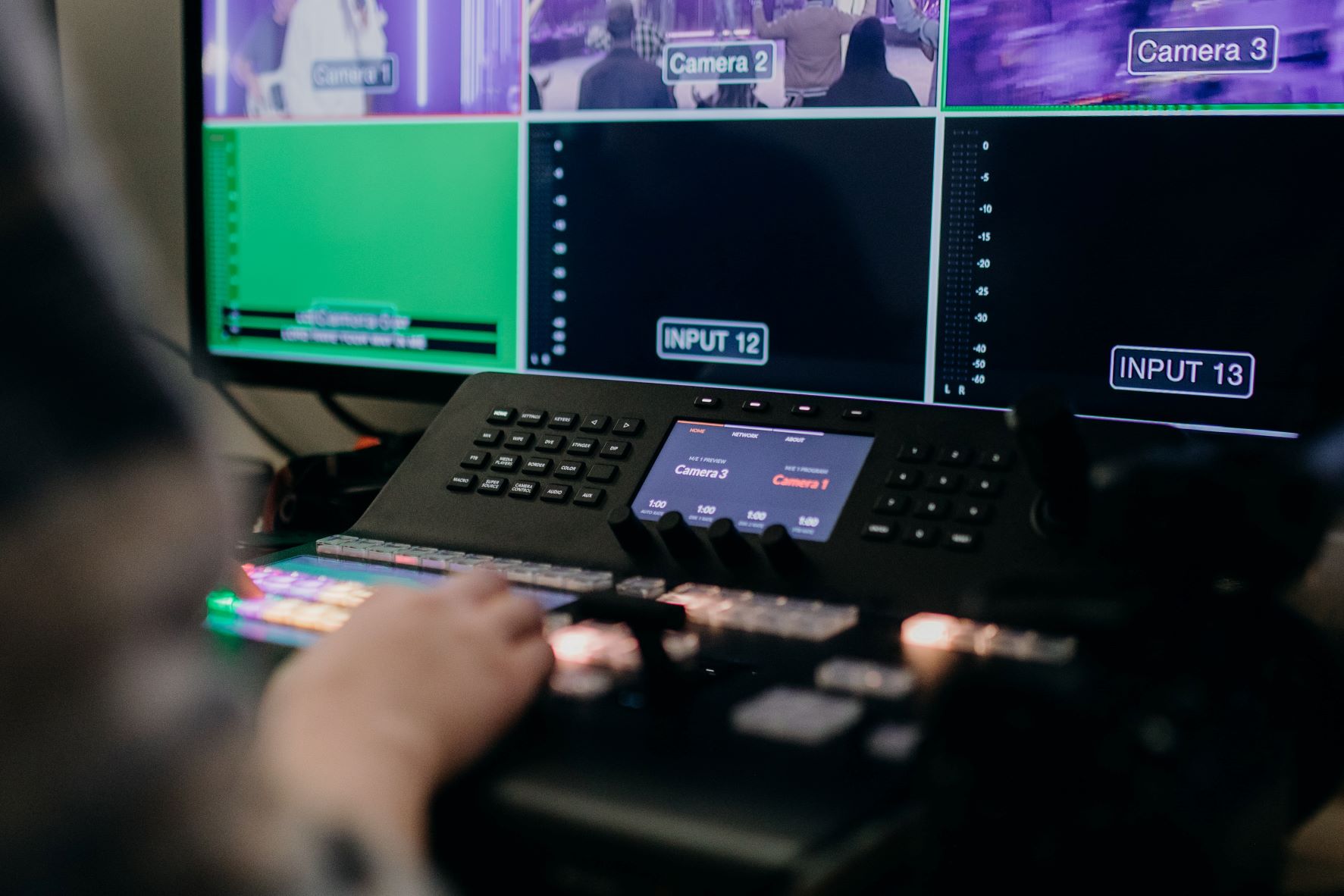 Bildmischer in der Bildregie fügt Kamerabilder für einen Livestream zusammen