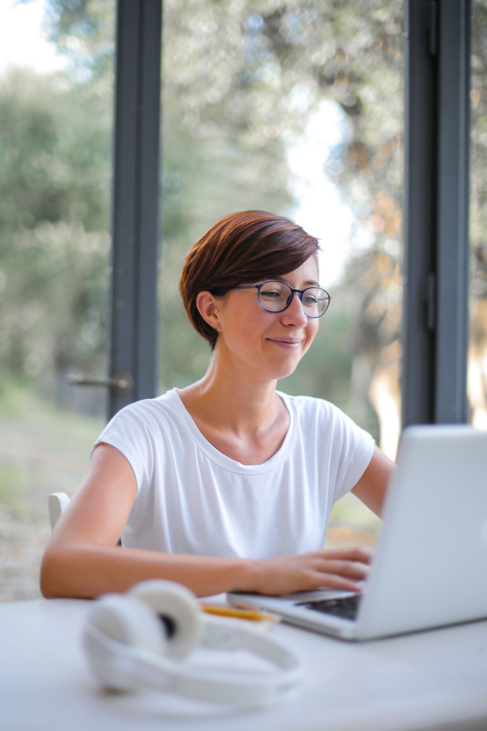 Frau sitzt vor Laptop