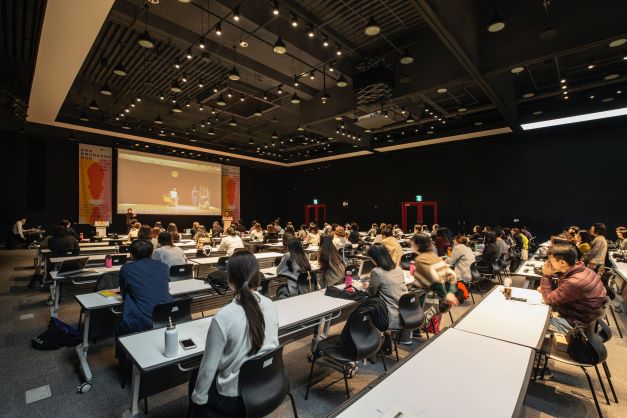 Saal mit Tischreihen und Leuten