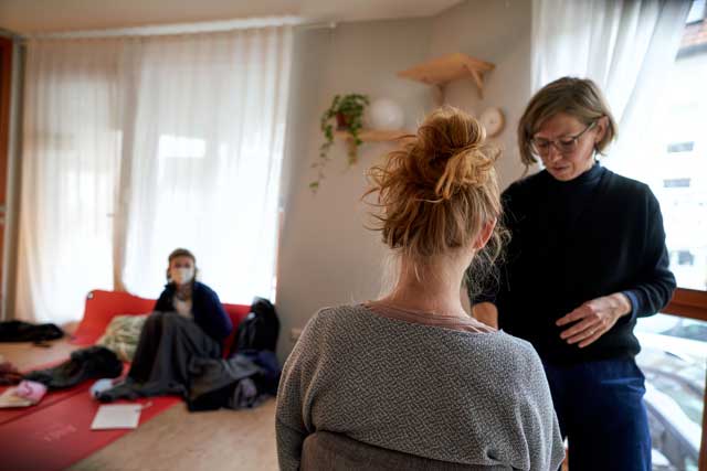 Beatrix Jäger therapiert eine Patientin
