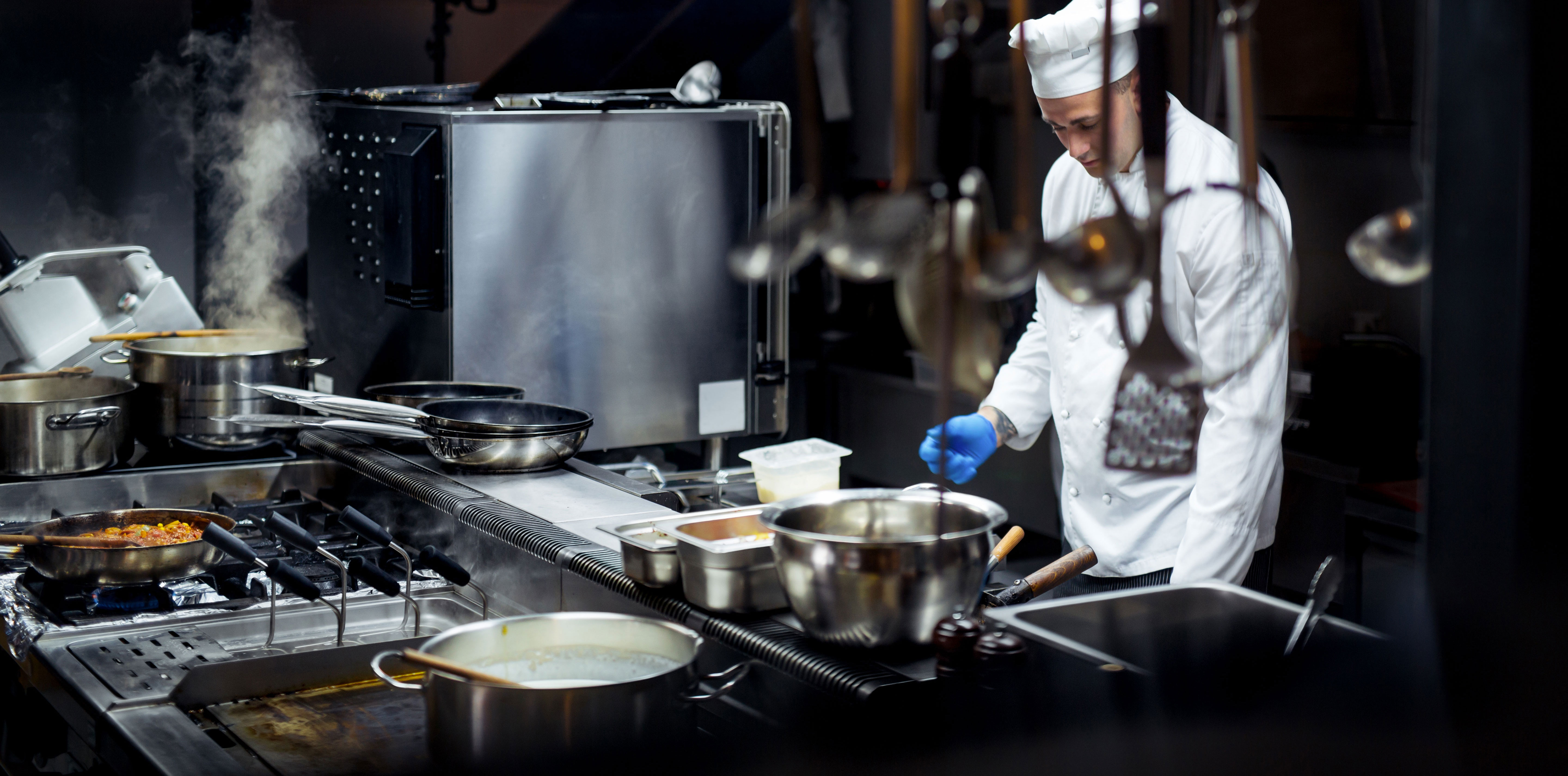 Foto de um chef de cozinha preparando um prato em um restaurante