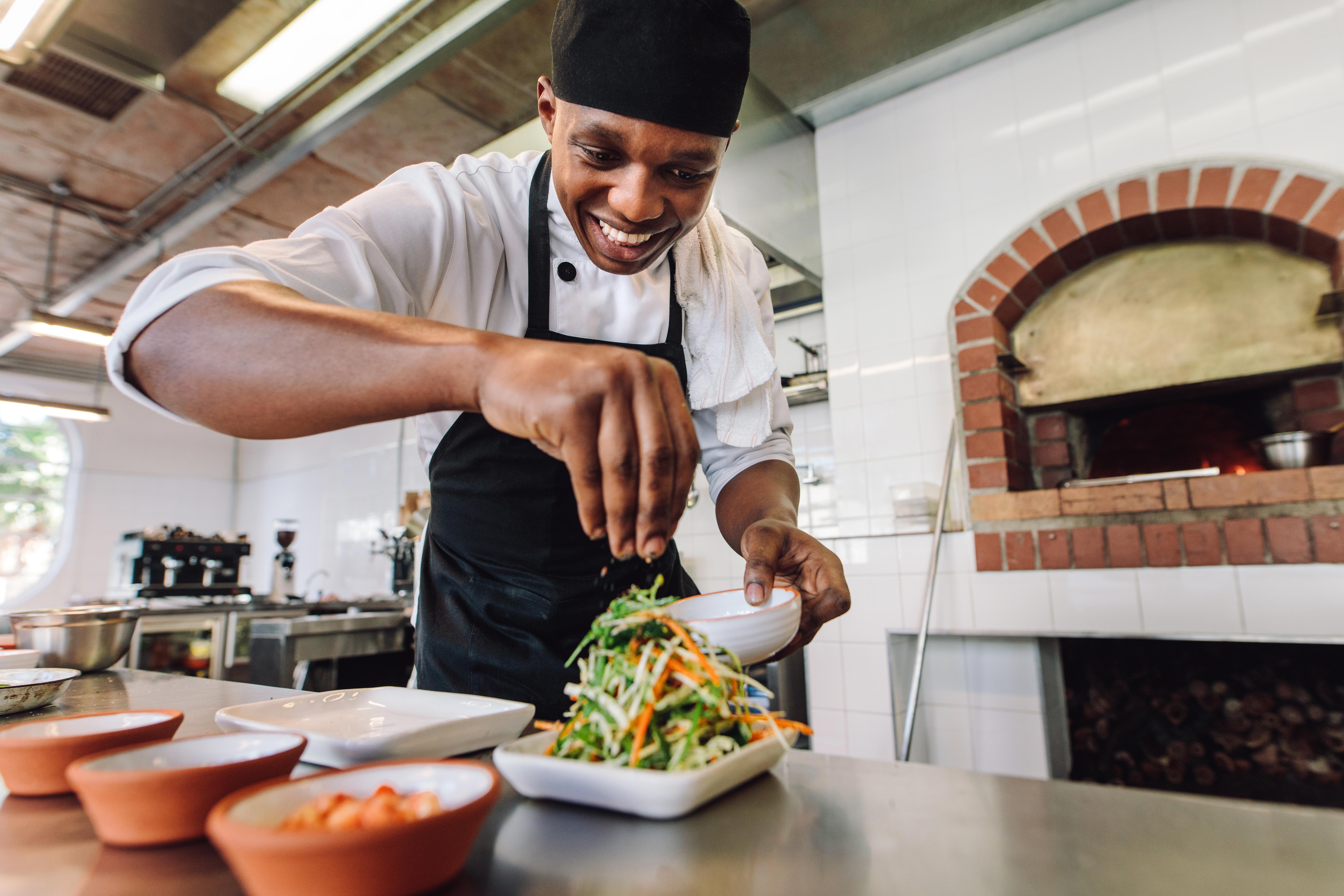Foto de um chefe preparando um prato de salada