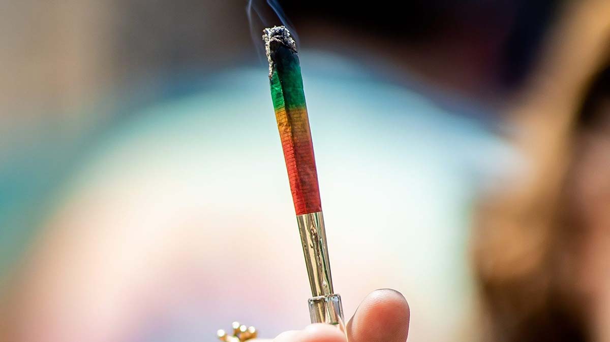 A cannabis pen in the hands of the consumer