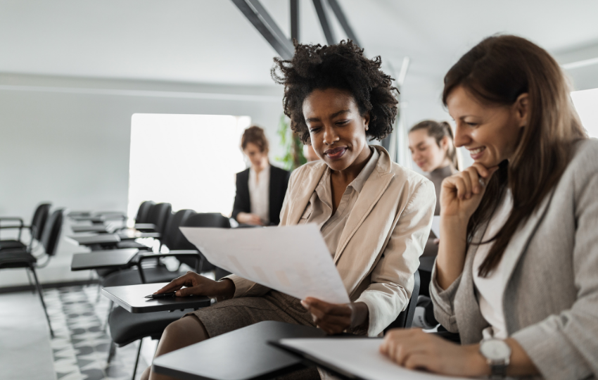 Employés dans une salle de réunion qui discutent
