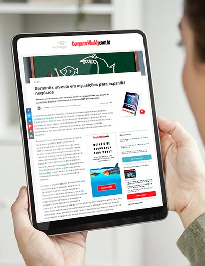 Mulher olhando para um tablet