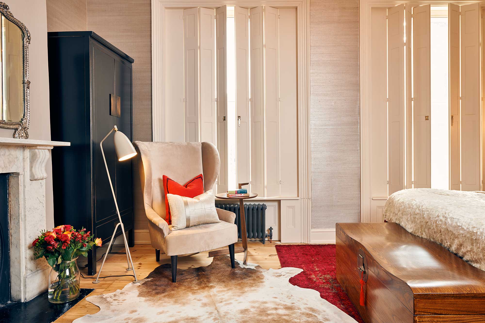 tranditional bedroom with oriental pieces