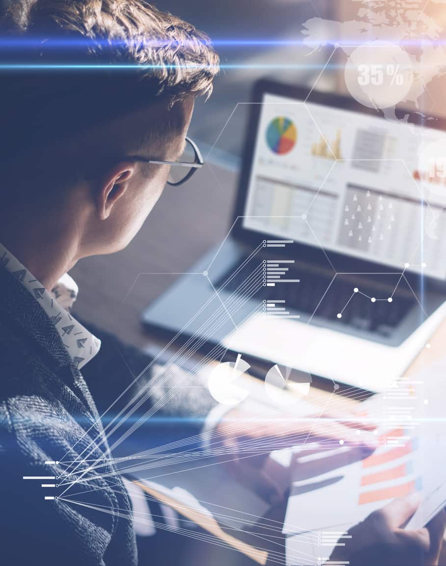 Analista de datos con laptop
