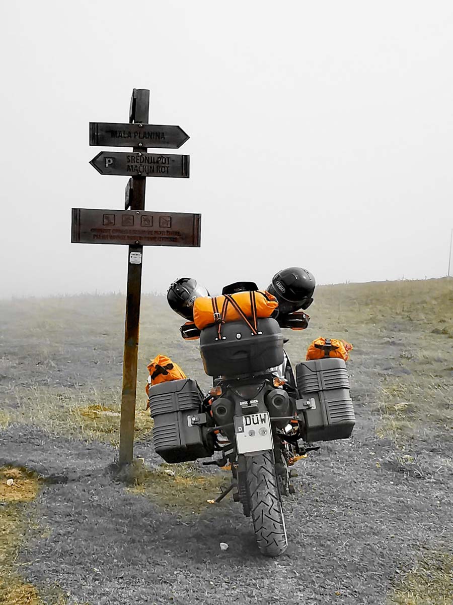 Bikertreff Pfalz Motoorad auf Berggipfel im Nebel Tourenbild für den Kalender