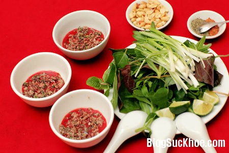tiet canh Ăn tiết canh: ăn cả chất bổ và chất độc hại