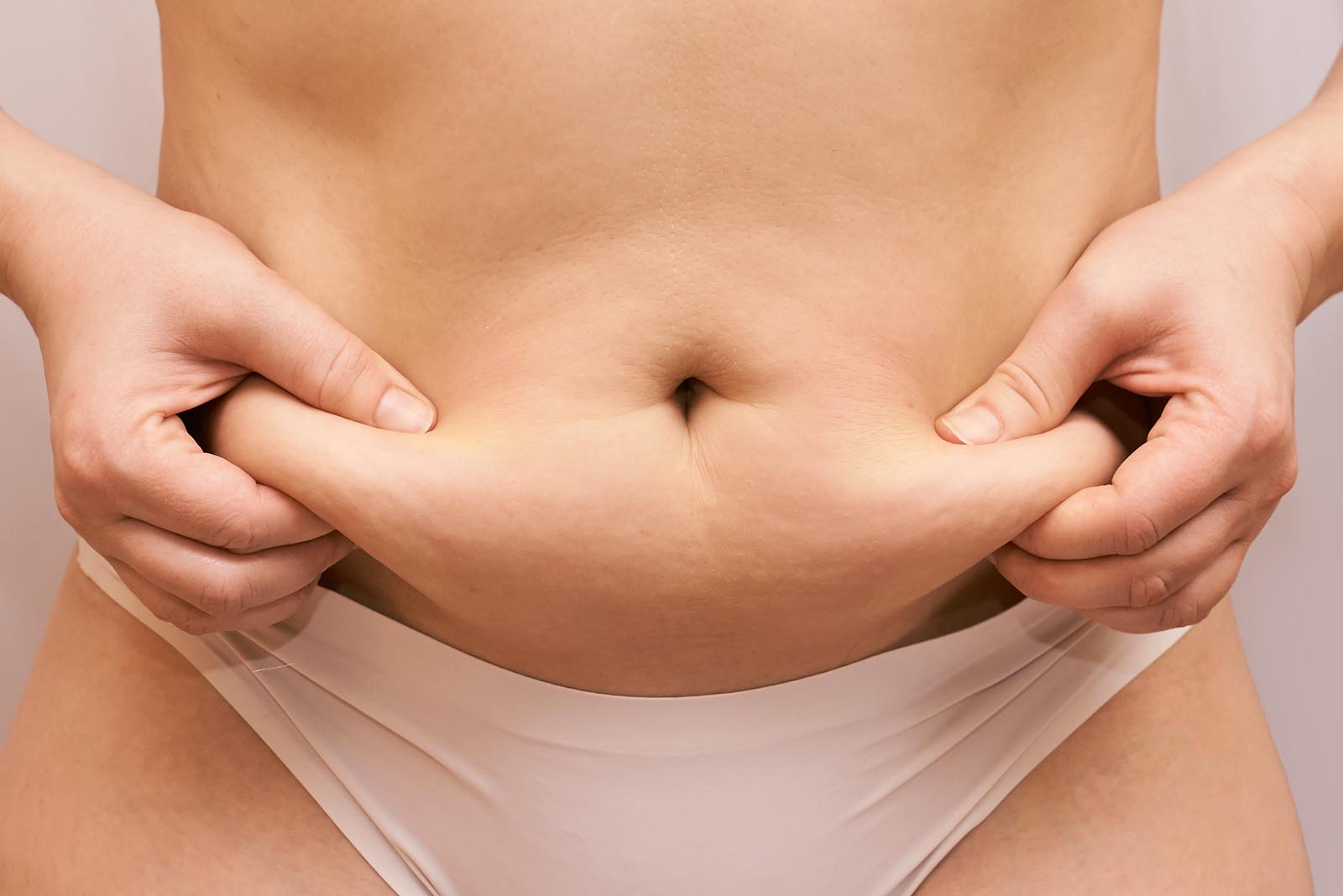 Eine Abdominoplastik oder Bauchdeckenstraffung ist ein plastisch-chirurgischer Eingriff, bei dem überschüssige und erschlaffte Haut im Bauchbereich entfernt wird. Ebenso kann eine Abdominoplastik zur Straffung der geraden Bauchmuskulatur und damit der Taille zum Einsatz kommen.