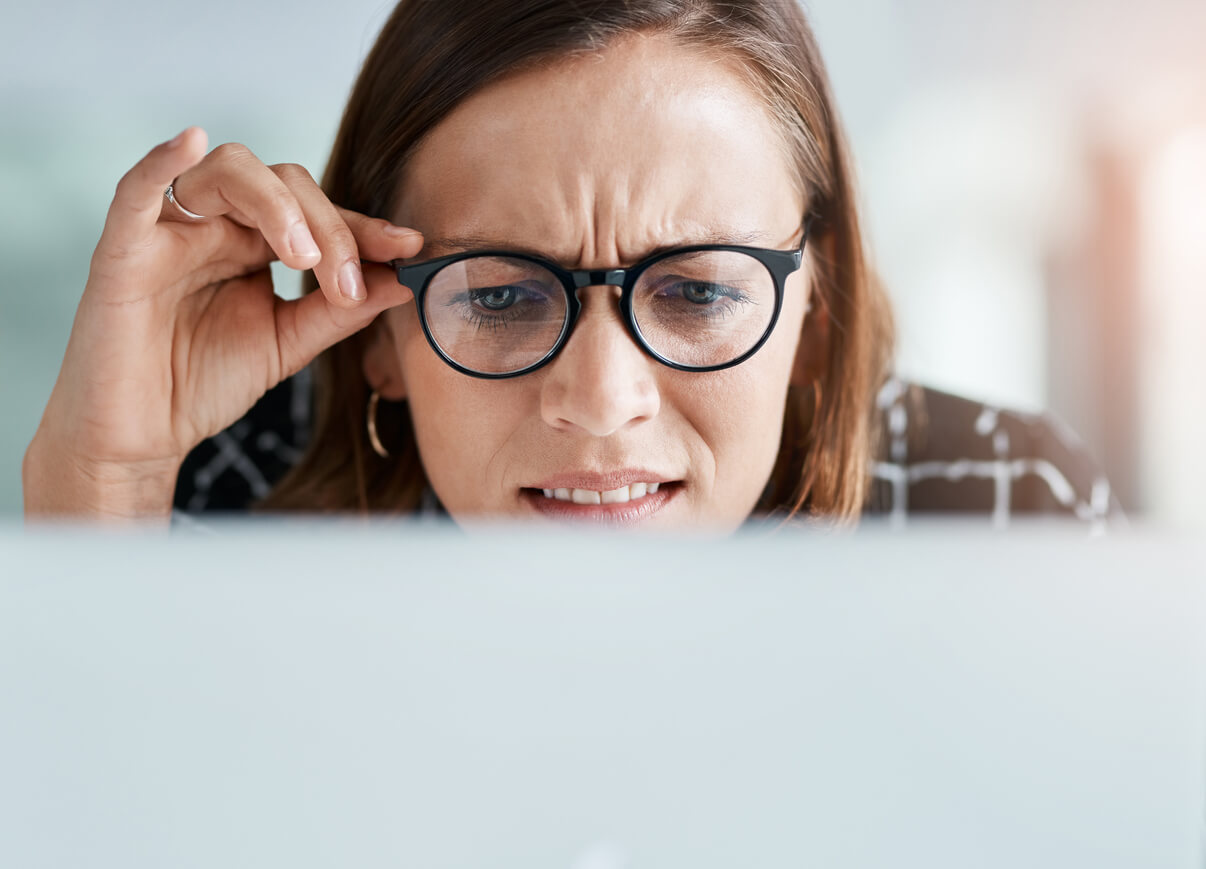 Zornesfalten durch Bildschirmarbeit