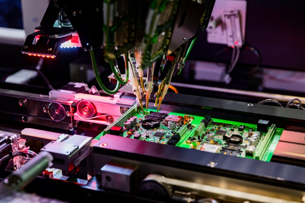 maquina-trabajando-chip-colores-rosas-verdes