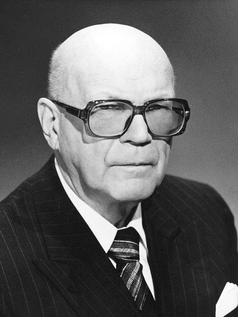 Vakavailmeinen presidentti Kekkonen.