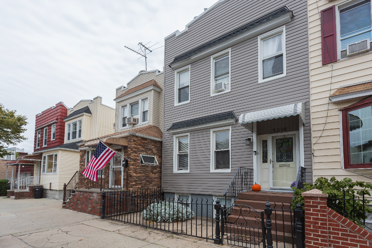 73-19 71st Pl Glendale, NY 11385