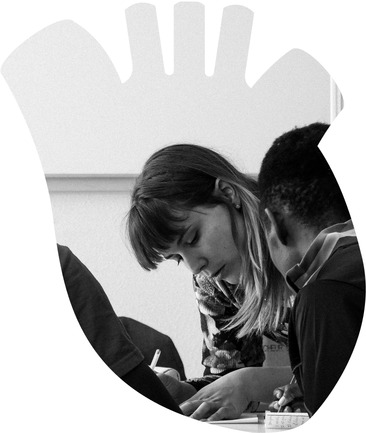 Isaline Nitsche en train de travailler dans un atelier