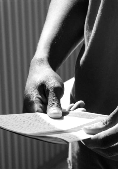 Photo d'un jeune homme durant un atelier d'écriture