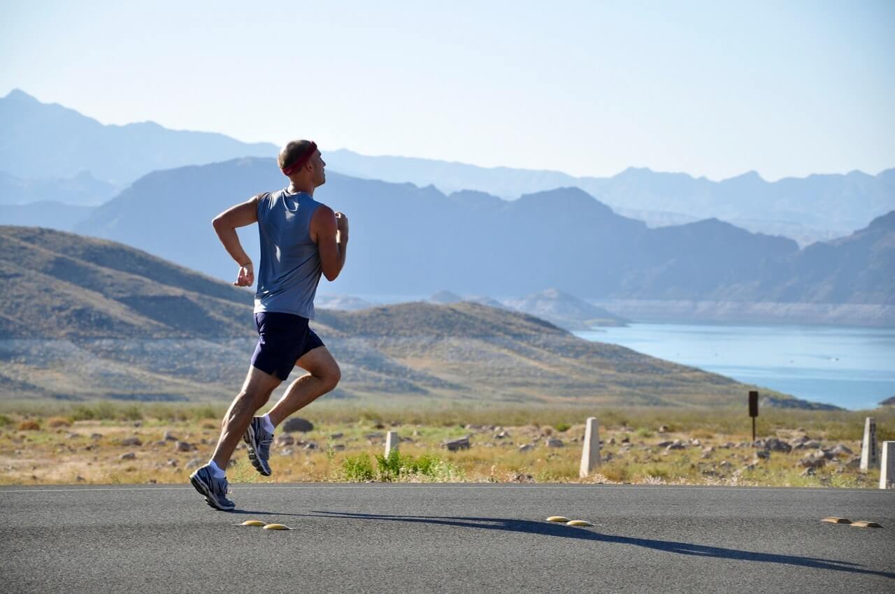 Homme qui fait un running représentant la communauté Sport et décideurs