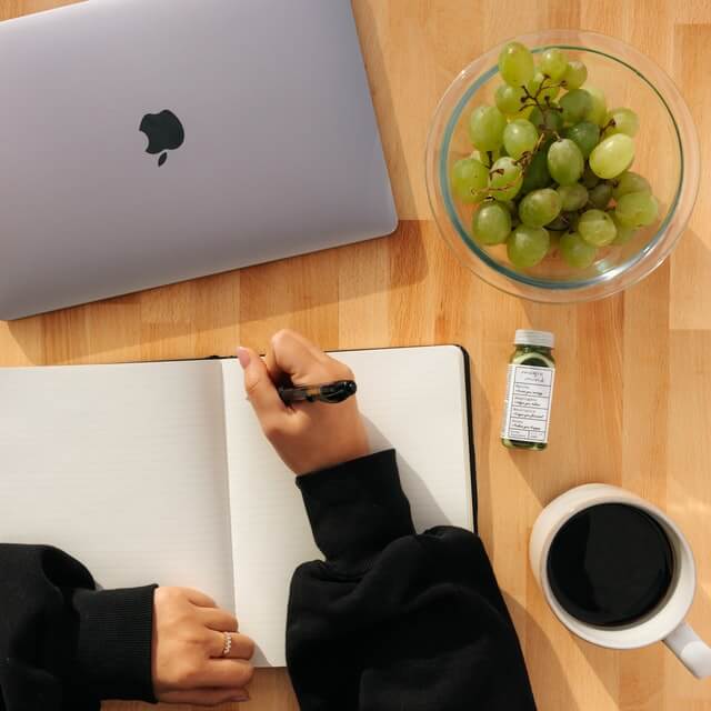 Expert qui donne des conseils sport et nutrition aux membres de la communauté sport et décideurs