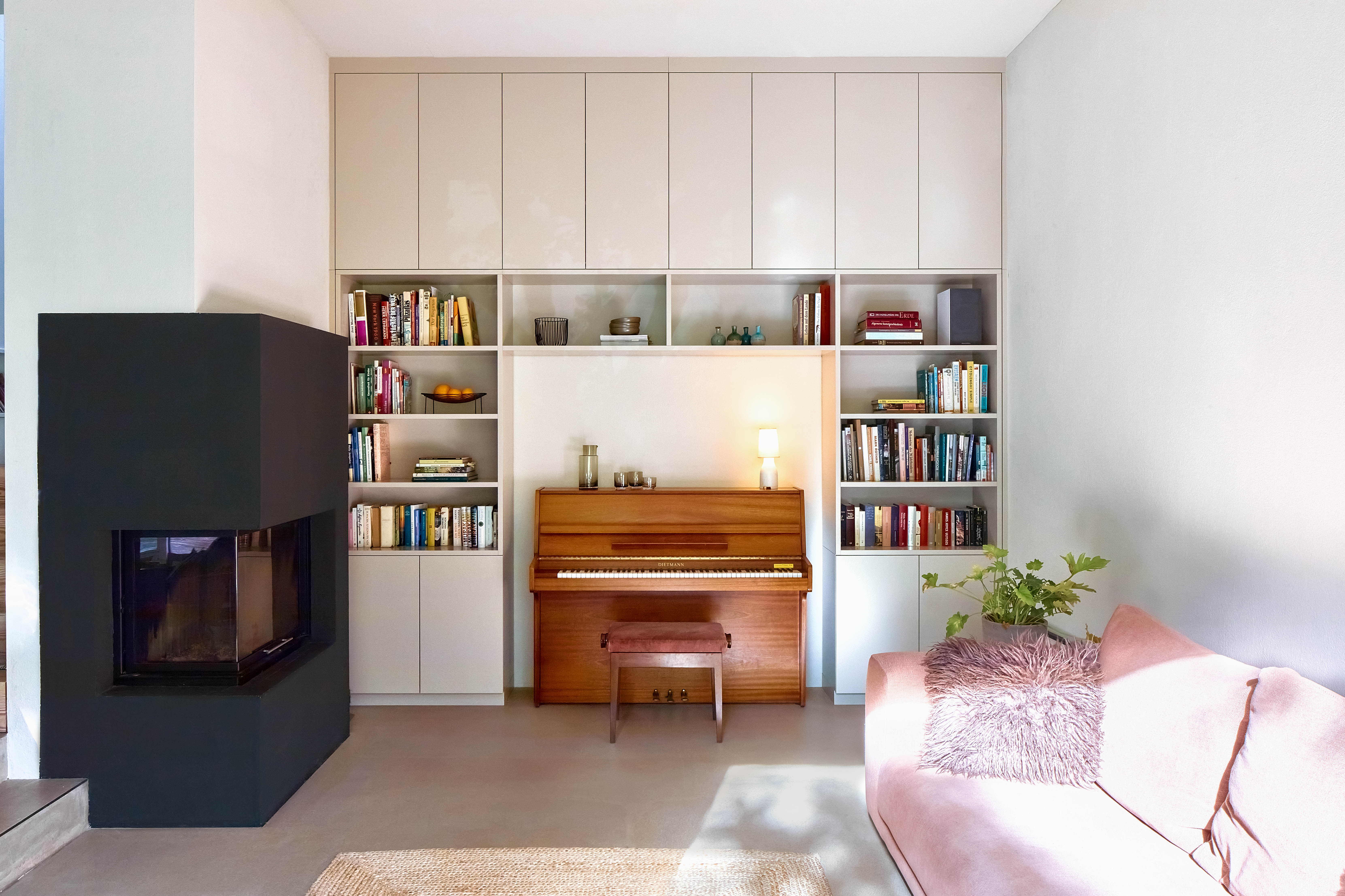 Raumstation Friends Simon Meinberg Karriere Planungsbüro Architekt Möbelbau Einbauschrank Team Büro Berlin Tischlerei Handwerker RTL Logo