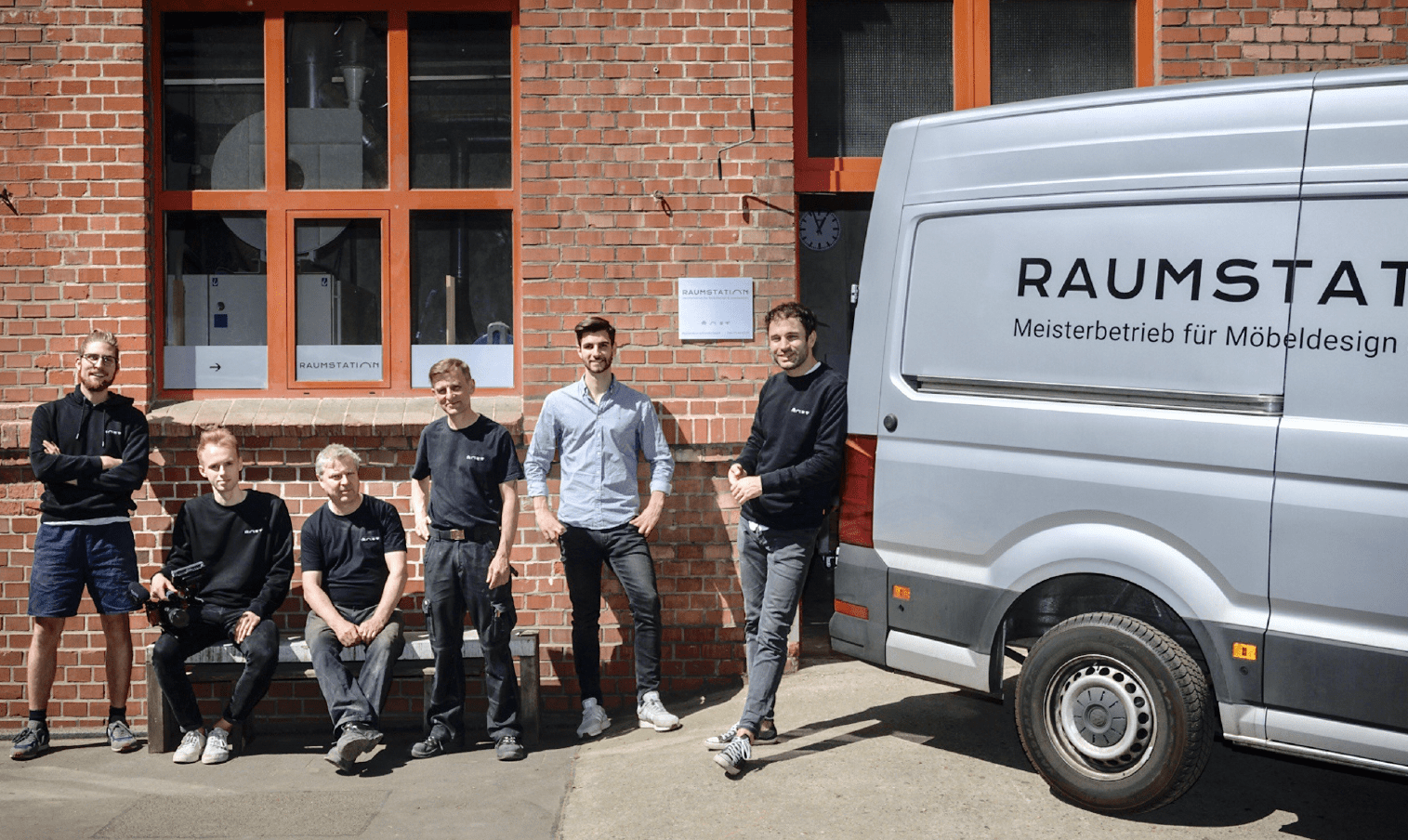 Raumstation Friends Simon Meinberg Karriere Planungsbüro Architekt Möbelbau Einbauschrank Team Büro Berlin Tischlerei Handwerker RTL