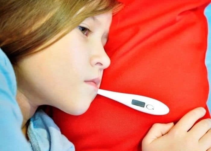 Sốt cao trên 39 độ khi trẻ bị viêm đường tiết niệu