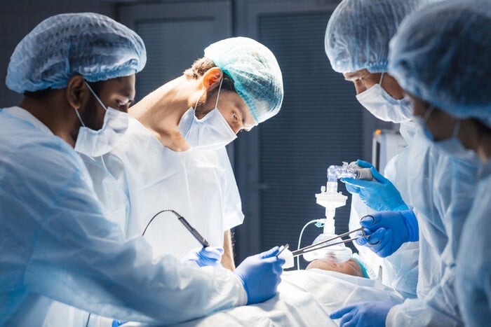 Phẫu thuật sẽ được thực hiện đối với các triệu chứng từ trung bình đến nặng