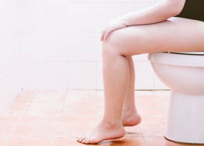 Tiểu rắt không buốt do nhiều nguyên nhân gây ra, có thể là do u xơ tuyến tiền liệt, viêm bàng quang, sỏi thận,...