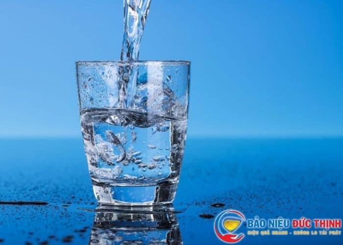 cách chữa tiểu buốt ra máu tại nhà bằng uống đủ nước