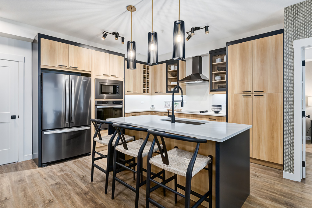 Intersperse-painted-and-stained-finishes-throughout-your-modern-kitchen-space
