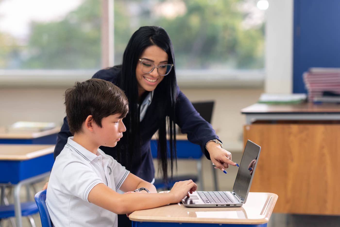  Alumno y maestra en clase de tecnología en el colegio Cumbres Villahermosa 