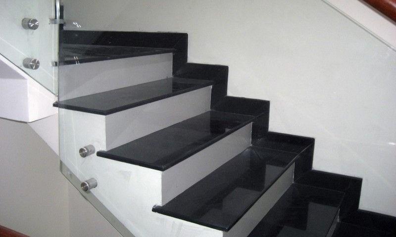 cầu thang mặt đen cổ trắng