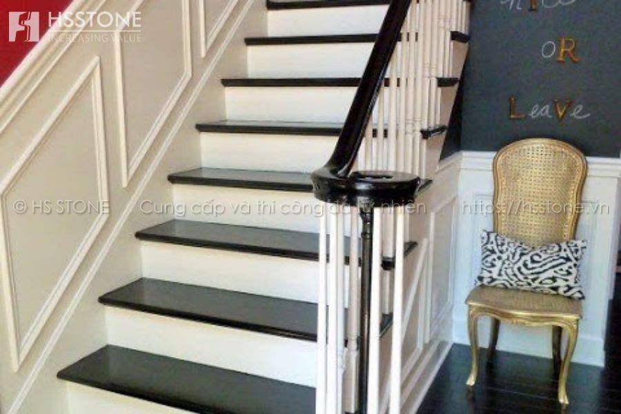 cau thang mat den co trang