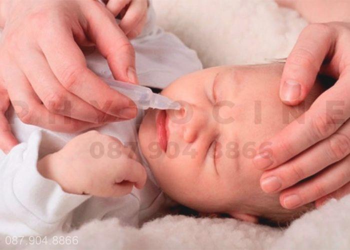 Trẻ bị ho khan về đêm nhỏ nước muối sinh lý