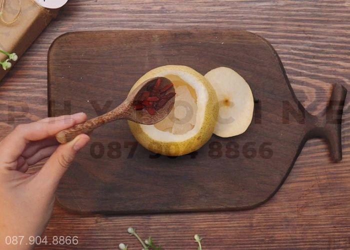 Trị ho gió bằng lê hấp đường phèn