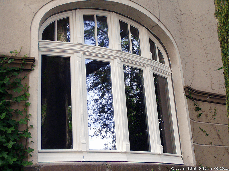 Neues, weißes Korbbogenfenster von Außen