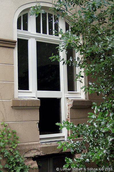 Korbbogenfenster mit Terrassentür von Außen