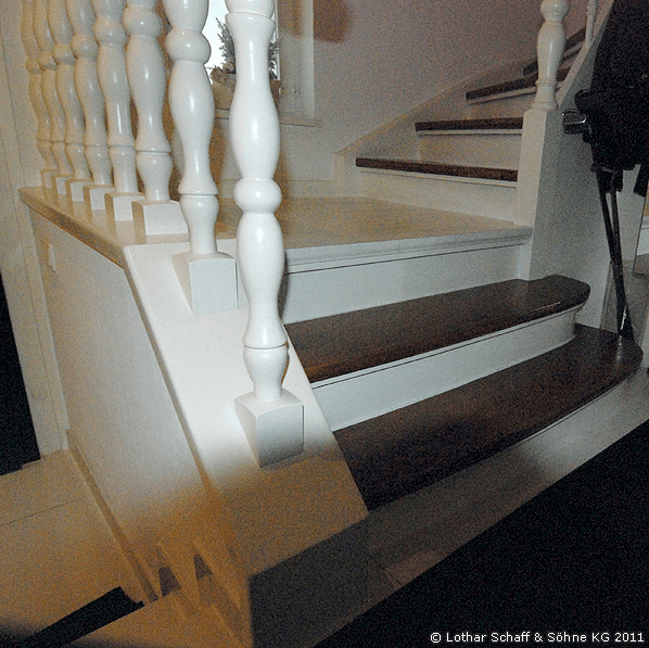 Alte, weiße Treppe im Haus