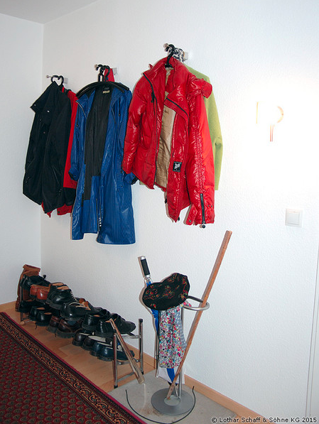 Alte Garderobe mit Wandhaken