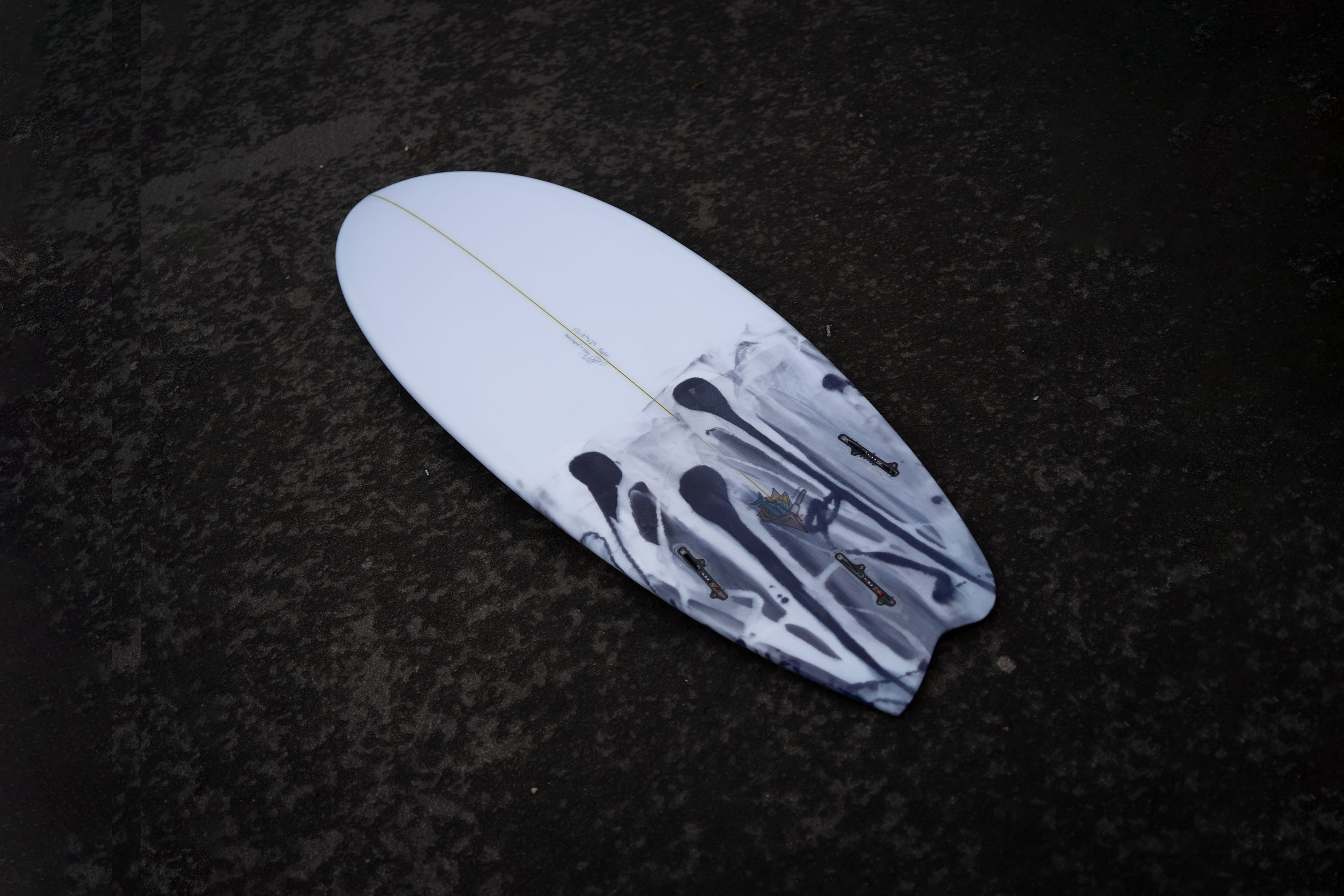 Custom Surfboard liegt auf Boden
