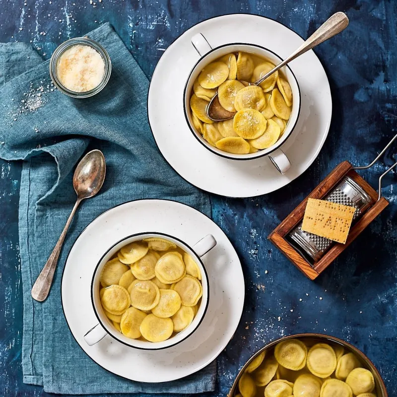 Piatto di anolini in brodo