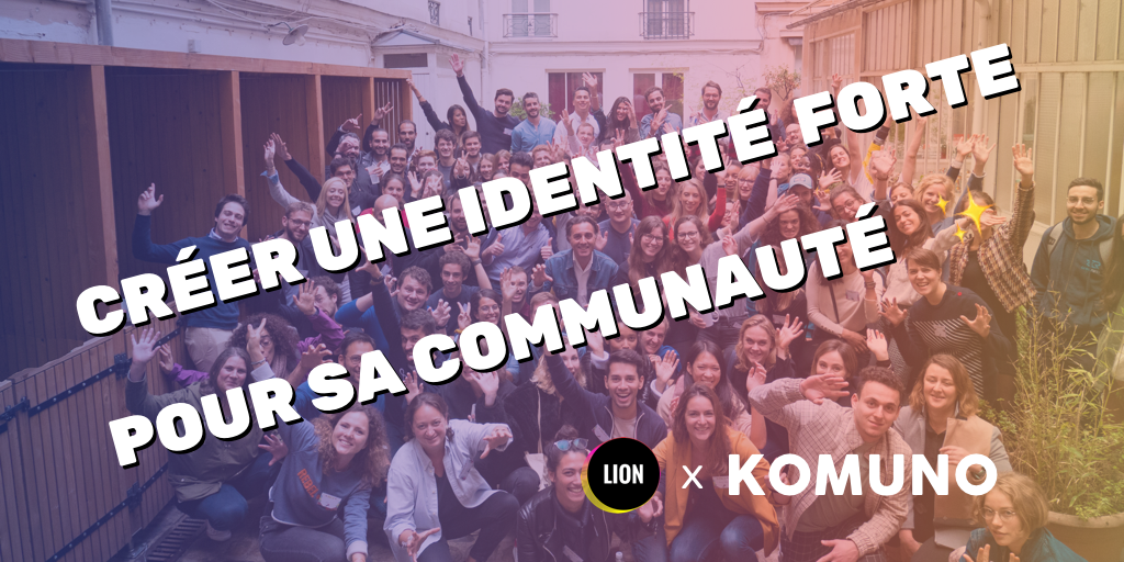 Groupe de membres de la communauté Lion posant ensemble pour le photographe