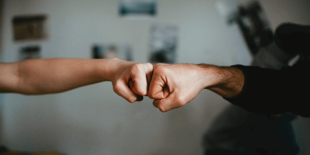 deux personnes faisant un signe d'encouragement