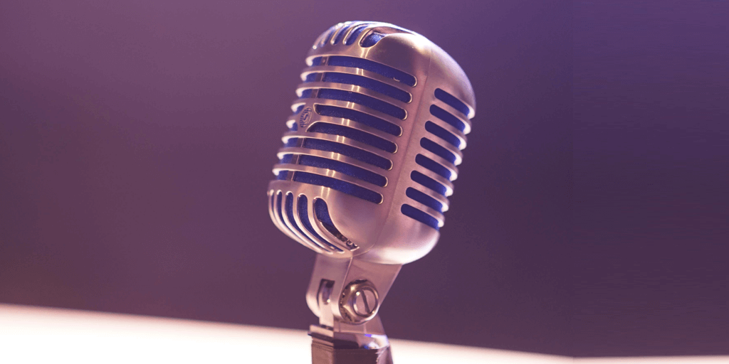 Photographie d'un micro de podcast