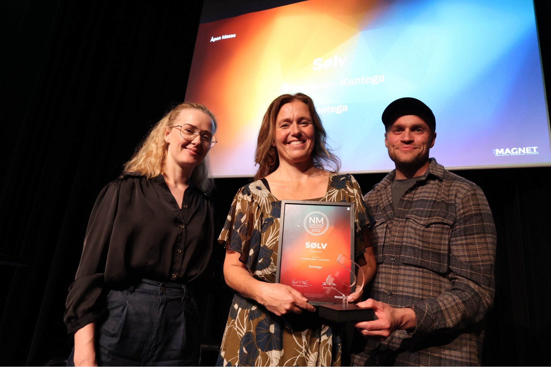 Bilde av Anette Hammer, Jorun Kristin Bremseth og Asbjørn Grønli på scenen under ANFO Magnet Awards