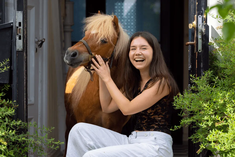 Portrettbilde av Elise Gumaer sammen med ponnien Yowie