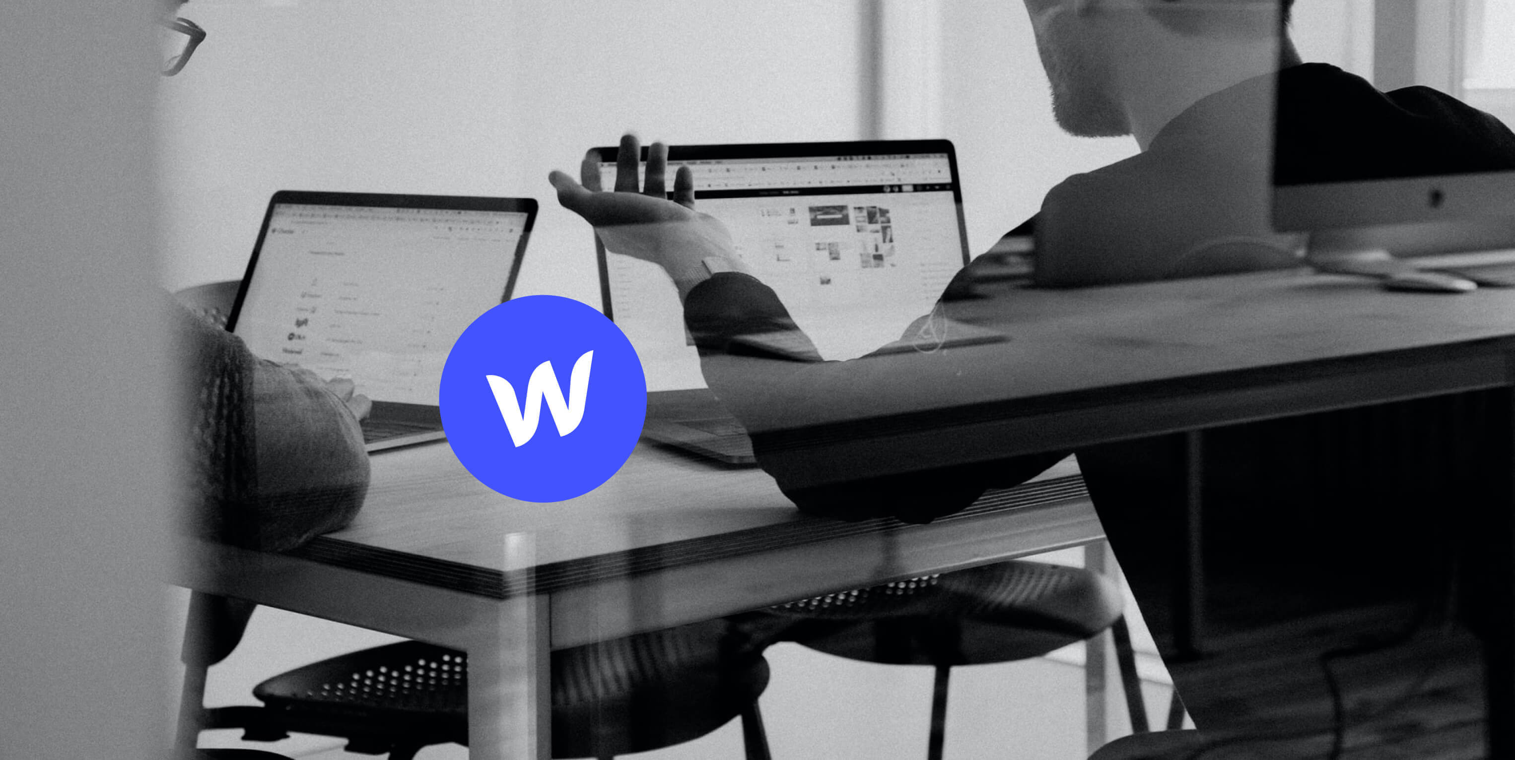 Mitarbeiter einer Webflow Agentur bei der Arbeit